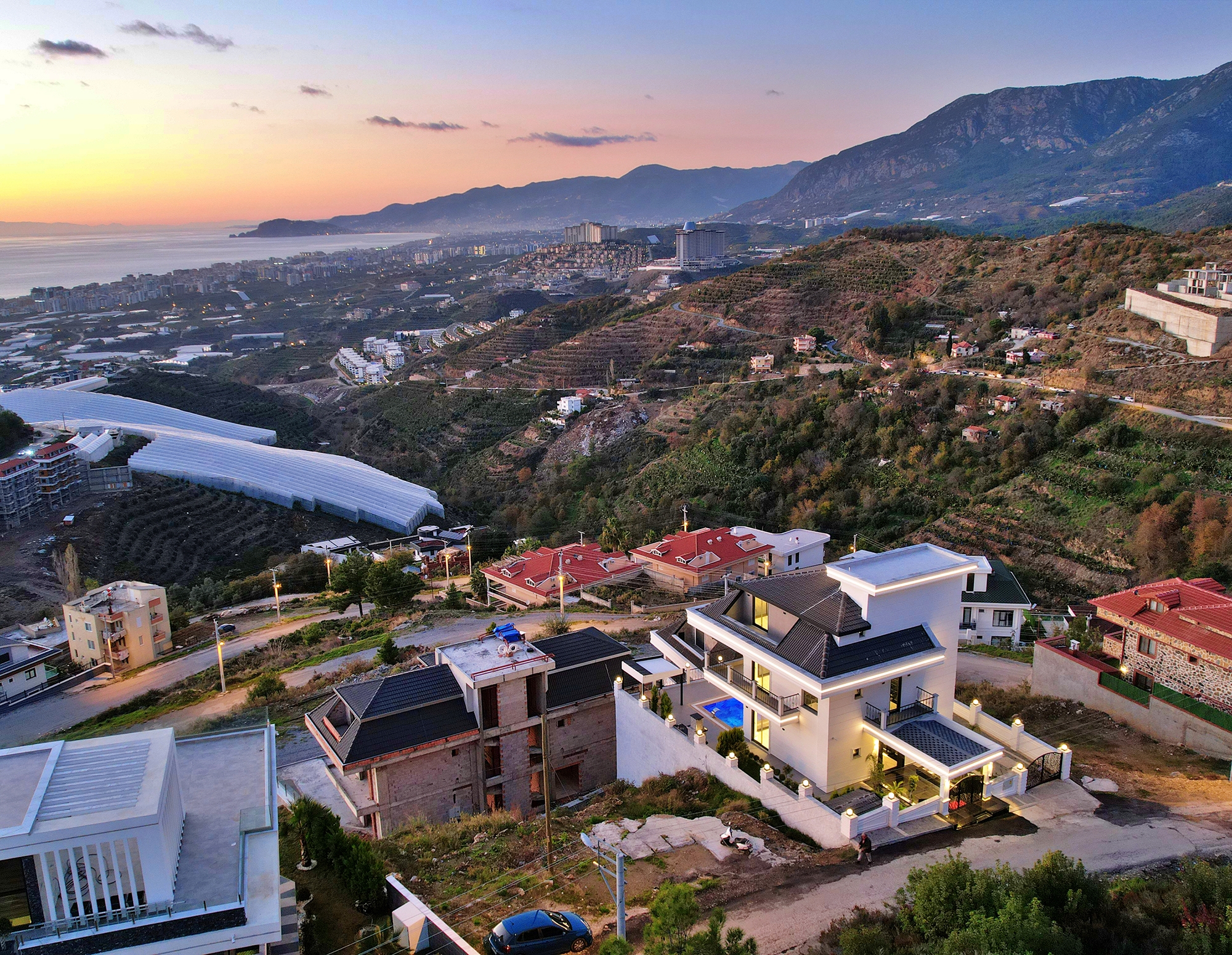 Luxuriöse 4+1 Villa mit atemberaubendem Blick in Kargicak, Alanya