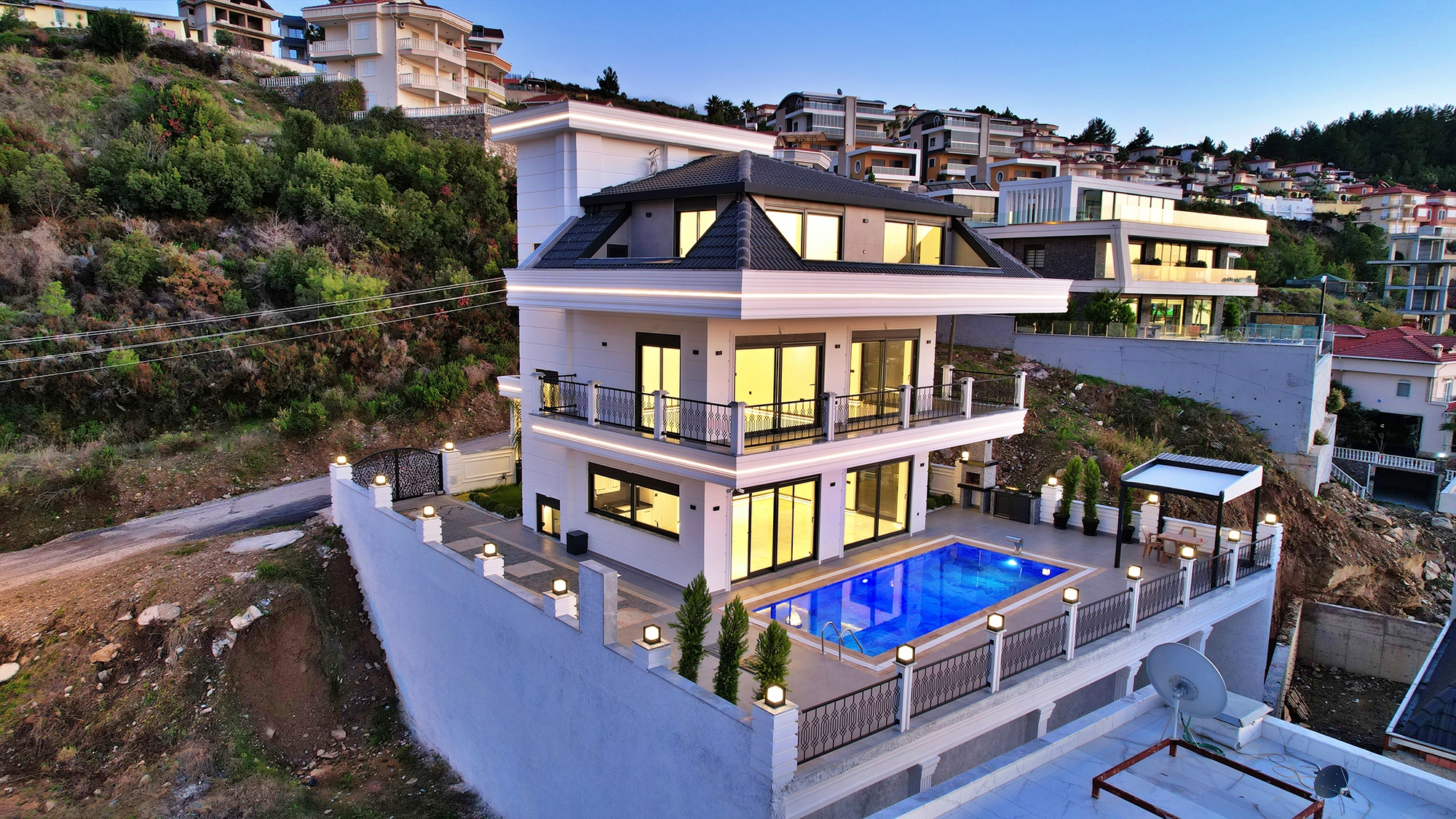 Luxuriöse 4+1 Villa mit atemberaubendem Blick in Kargicak, Alanya