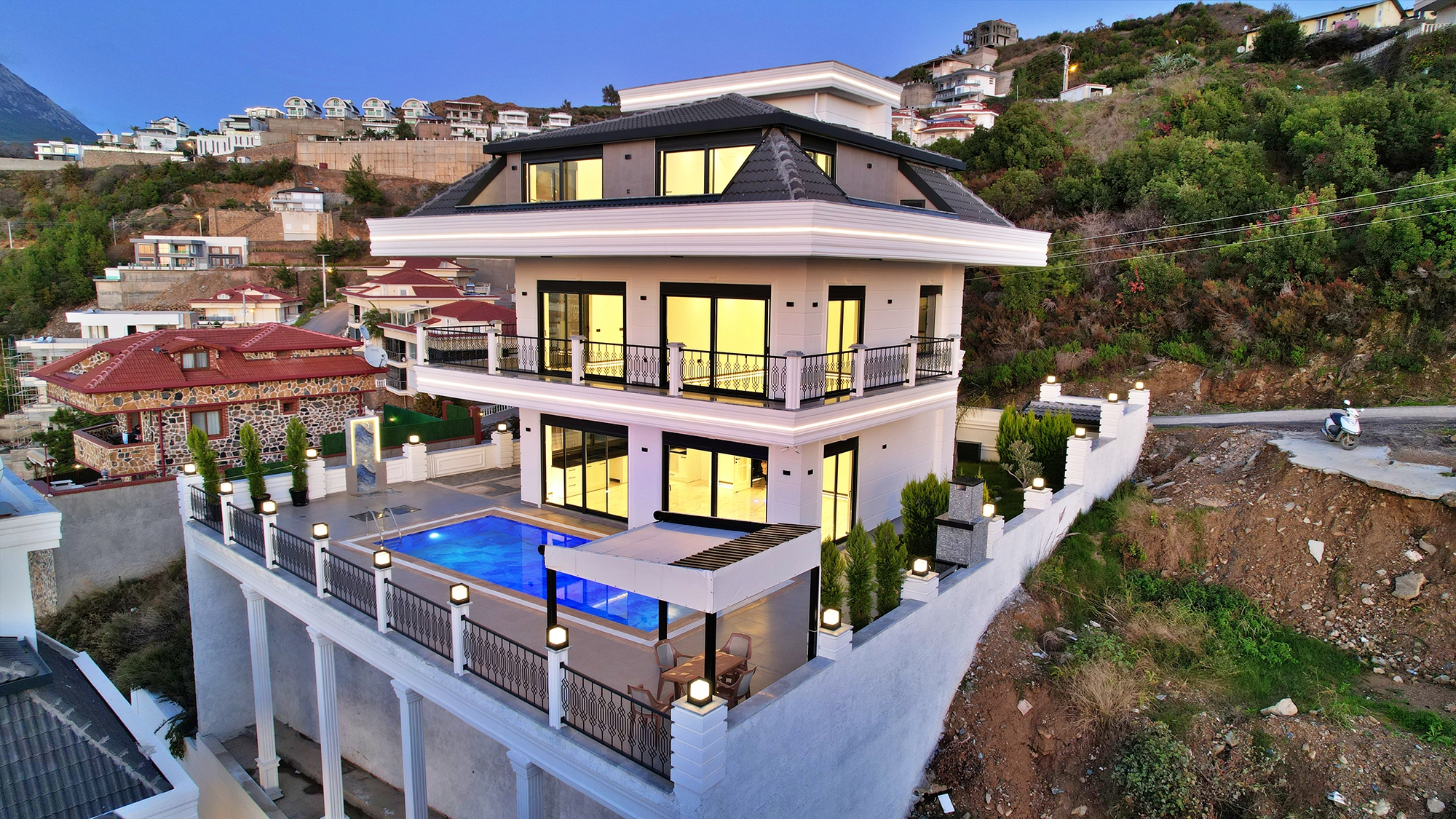 Luxuriöse 4+1 Villa mit atemberaubendem Blick in Kargicak, Alanya