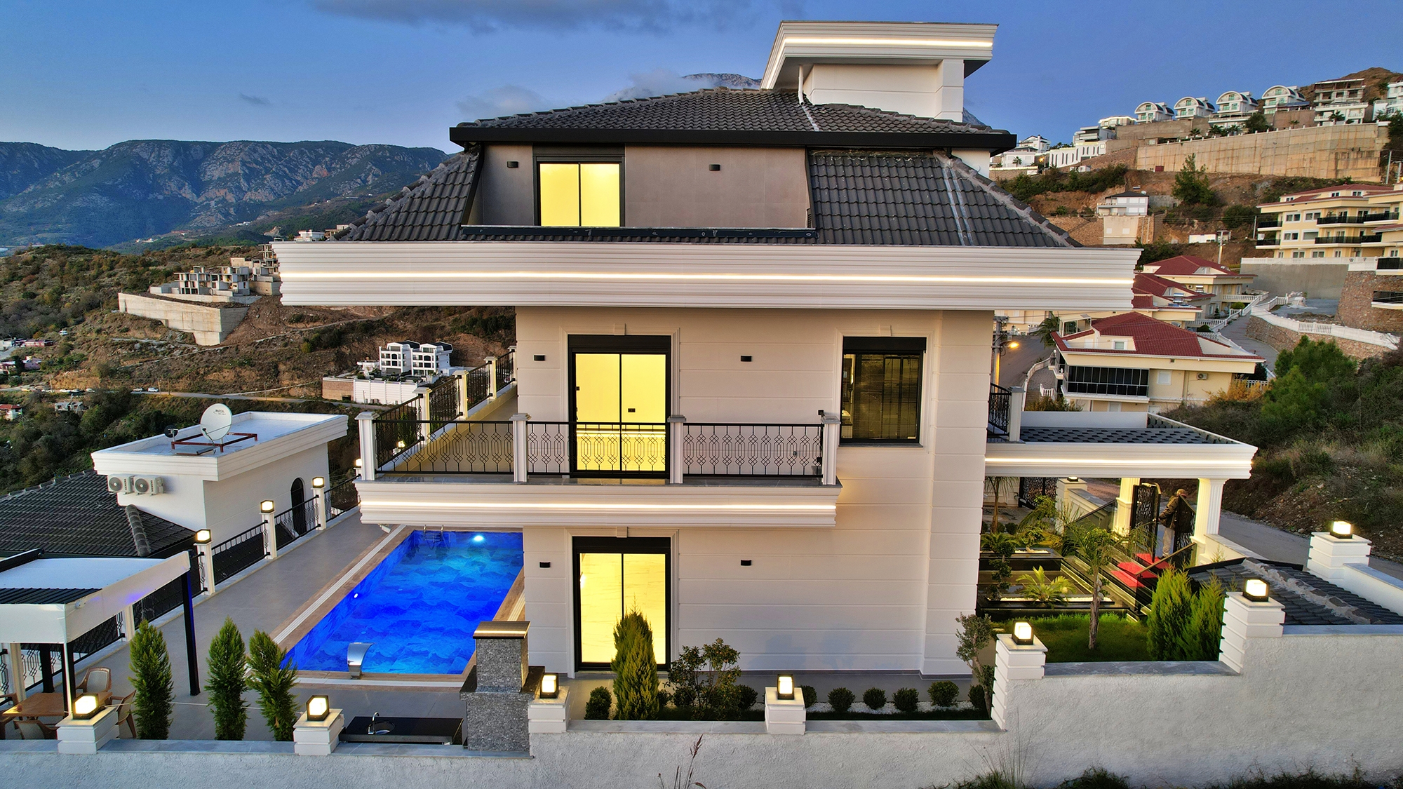Luxuriöse 4+1 Villa mit atemberaubendem Blick in Kargicak, Alanya