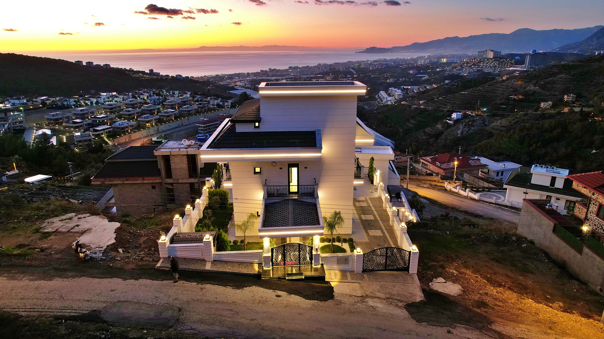 Luxuriöse 4+1 Villa mit atemberaubendem Blick in Kargicak, Alanya
