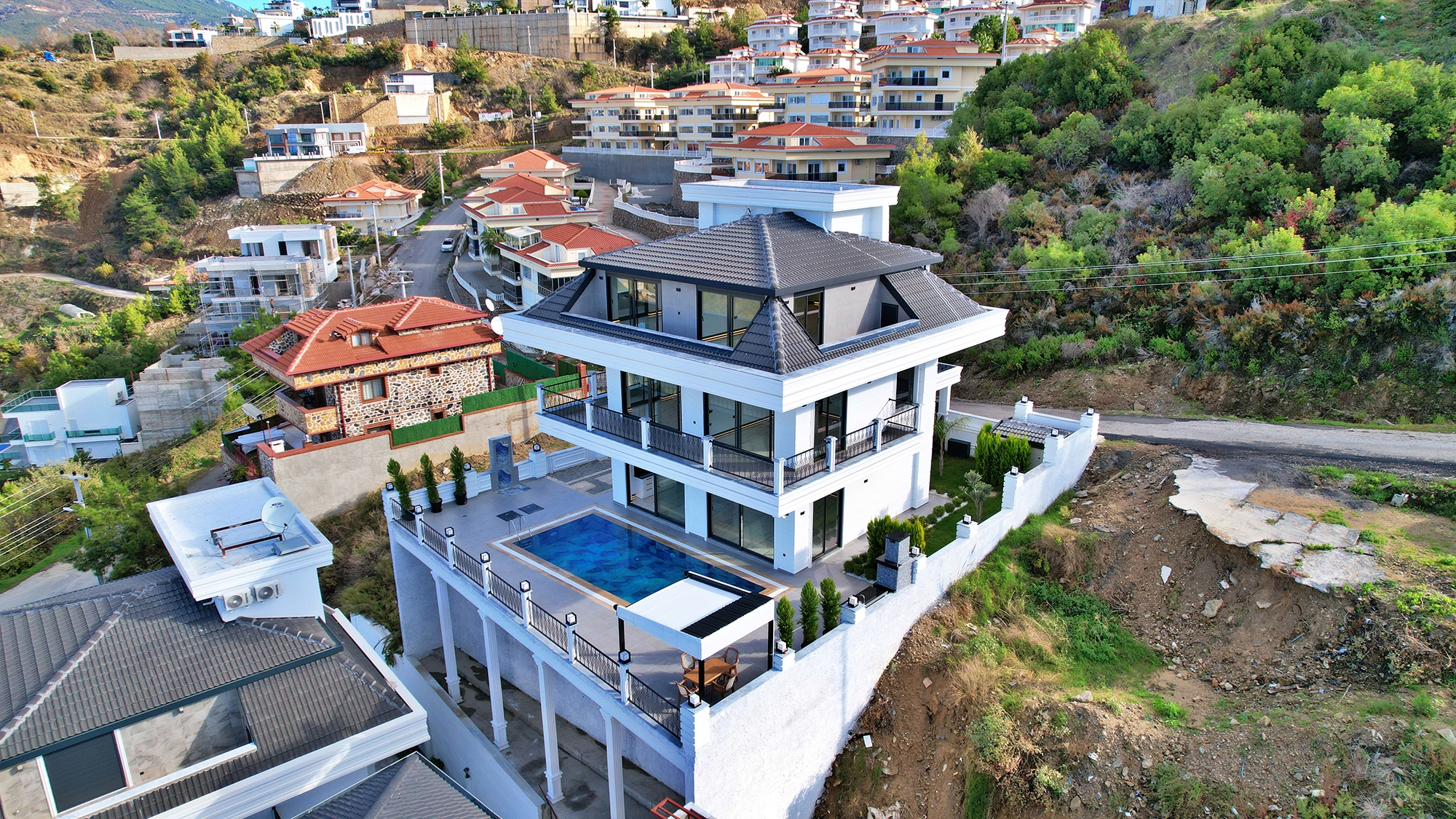 Luxuriöse 4+1 Villa mit atemberaubendem Blick in Kargicak, Alanya