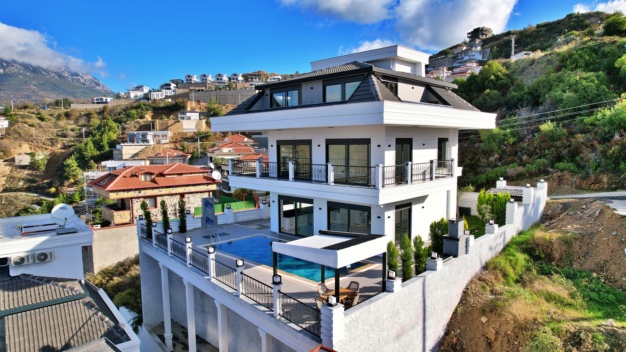 Luxuriöse 4+1 Villa mit atemberaubendem Blick in Kargicak, Alanya