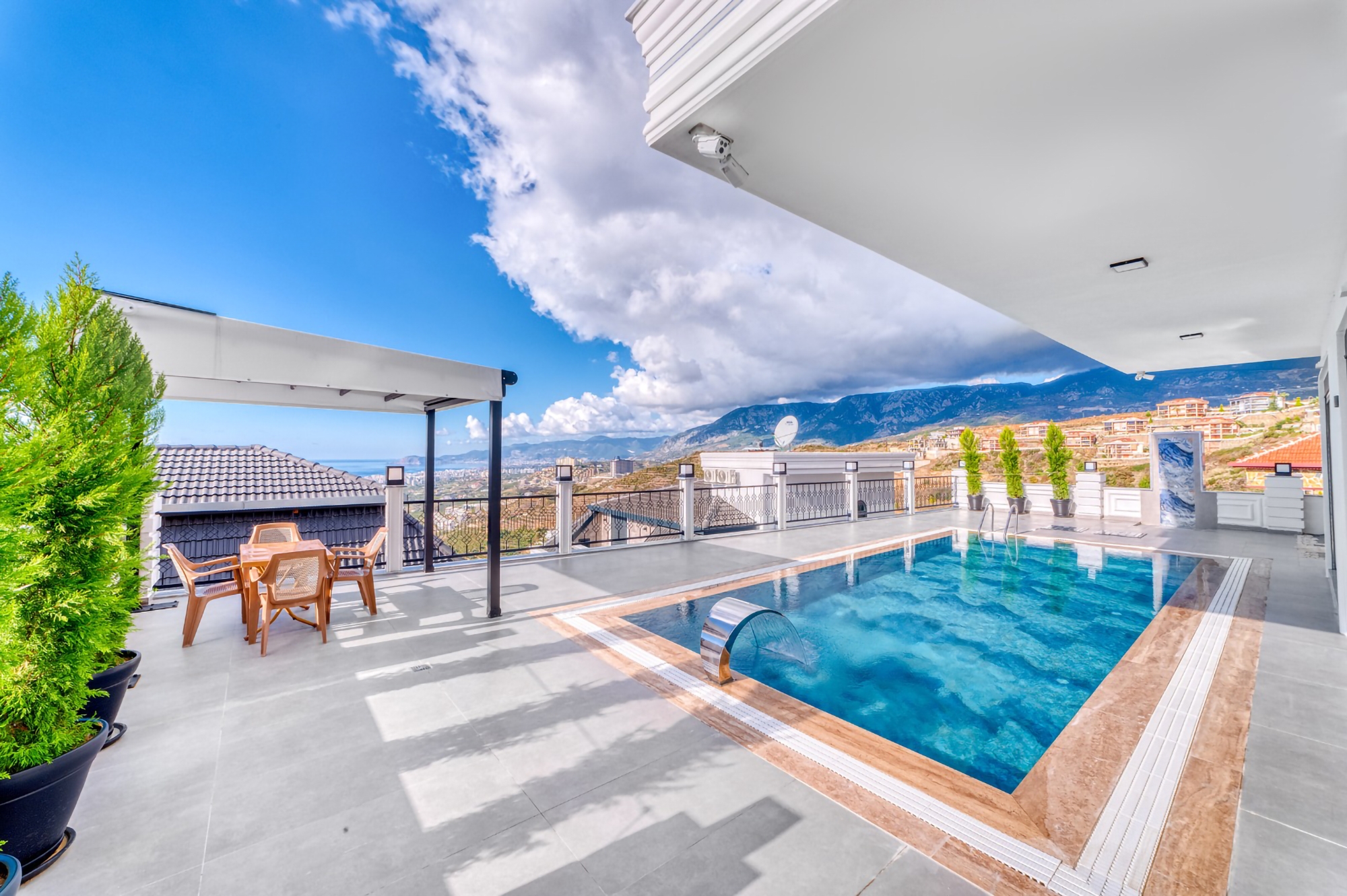Luxuriöse 4+1 Villa mit atemberaubendem Blick in Kargicak, Alanya