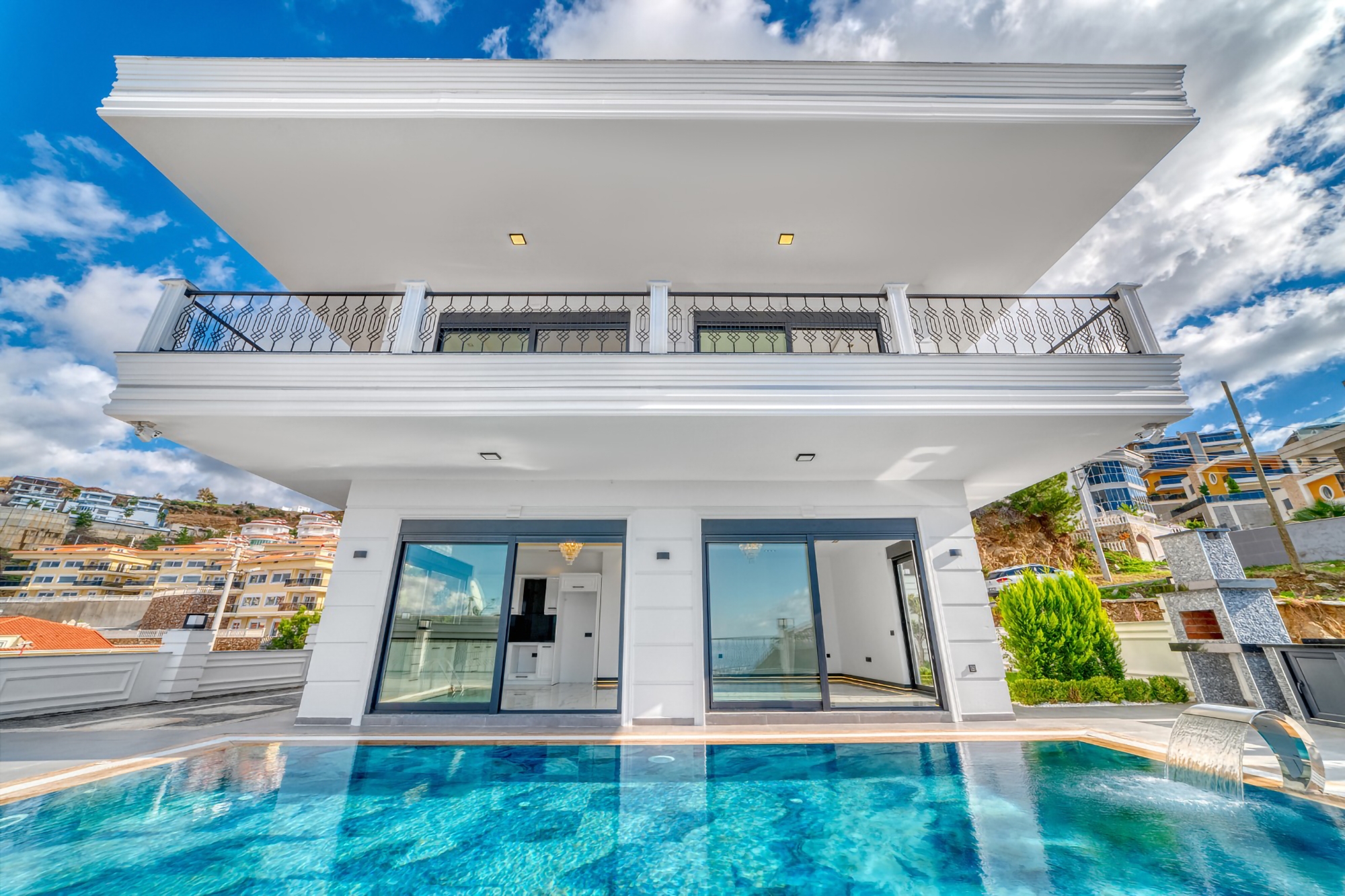 Luxuriöse 4+1 Villa mit atemberaubendem Blick in Kargicak, Alanya