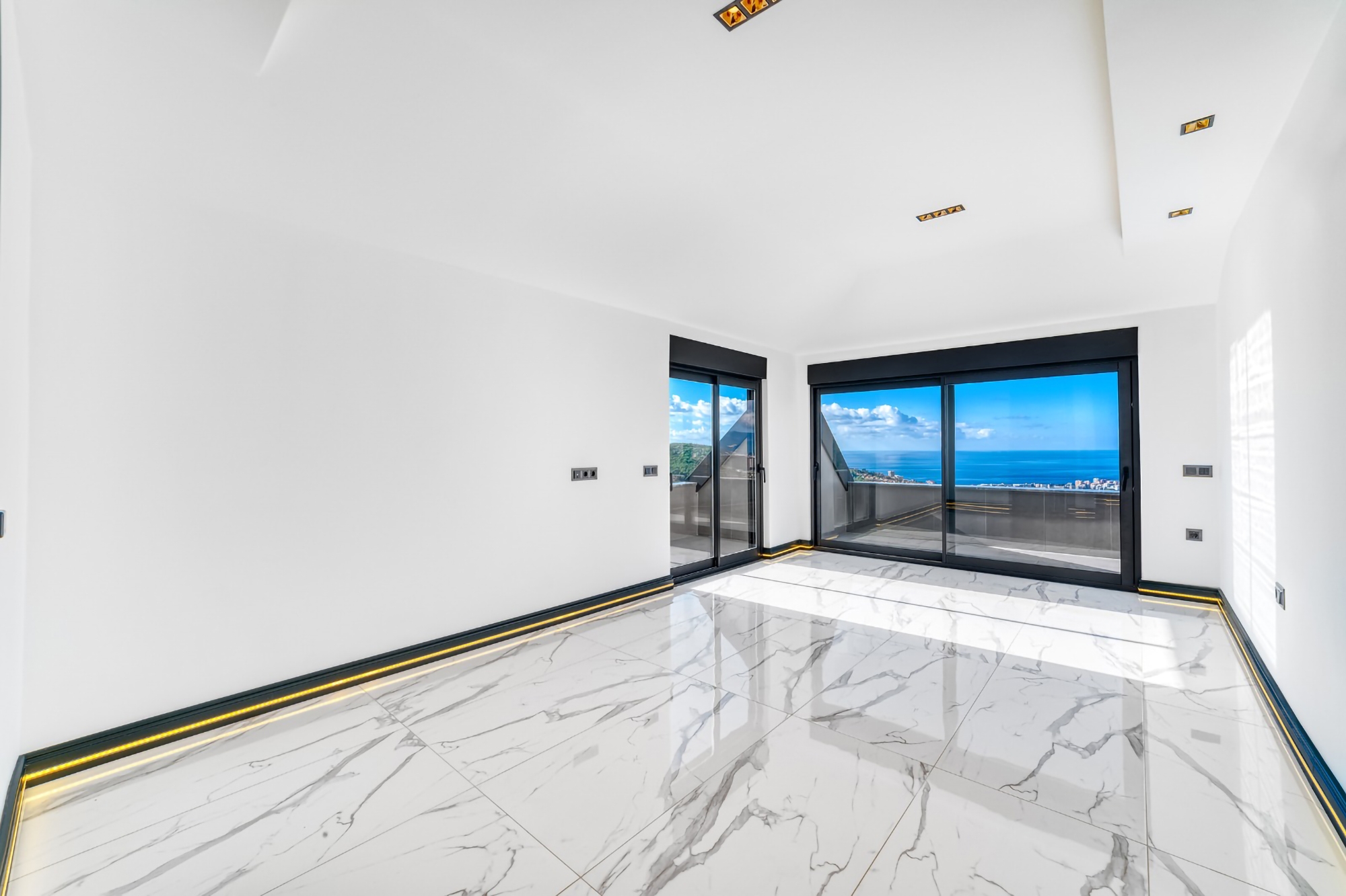 Luxuriöse 4+1 Villa mit atemberaubendem Blick in Kargicak, Alanya