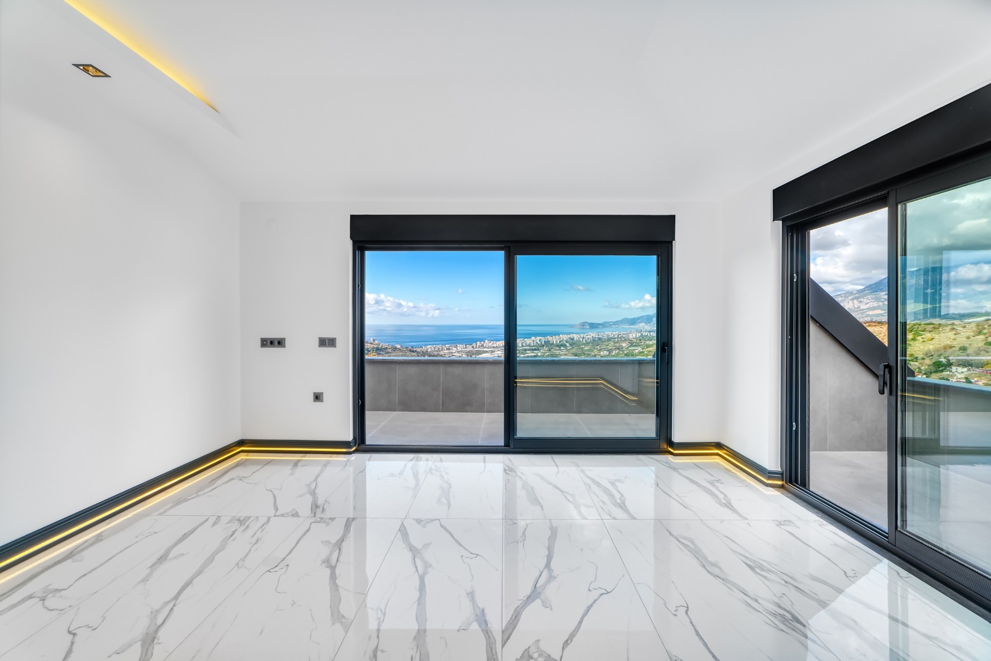 Luxuriöse 4+1 Villa mit atemberaubendem Blick in Kargicak, Alanya