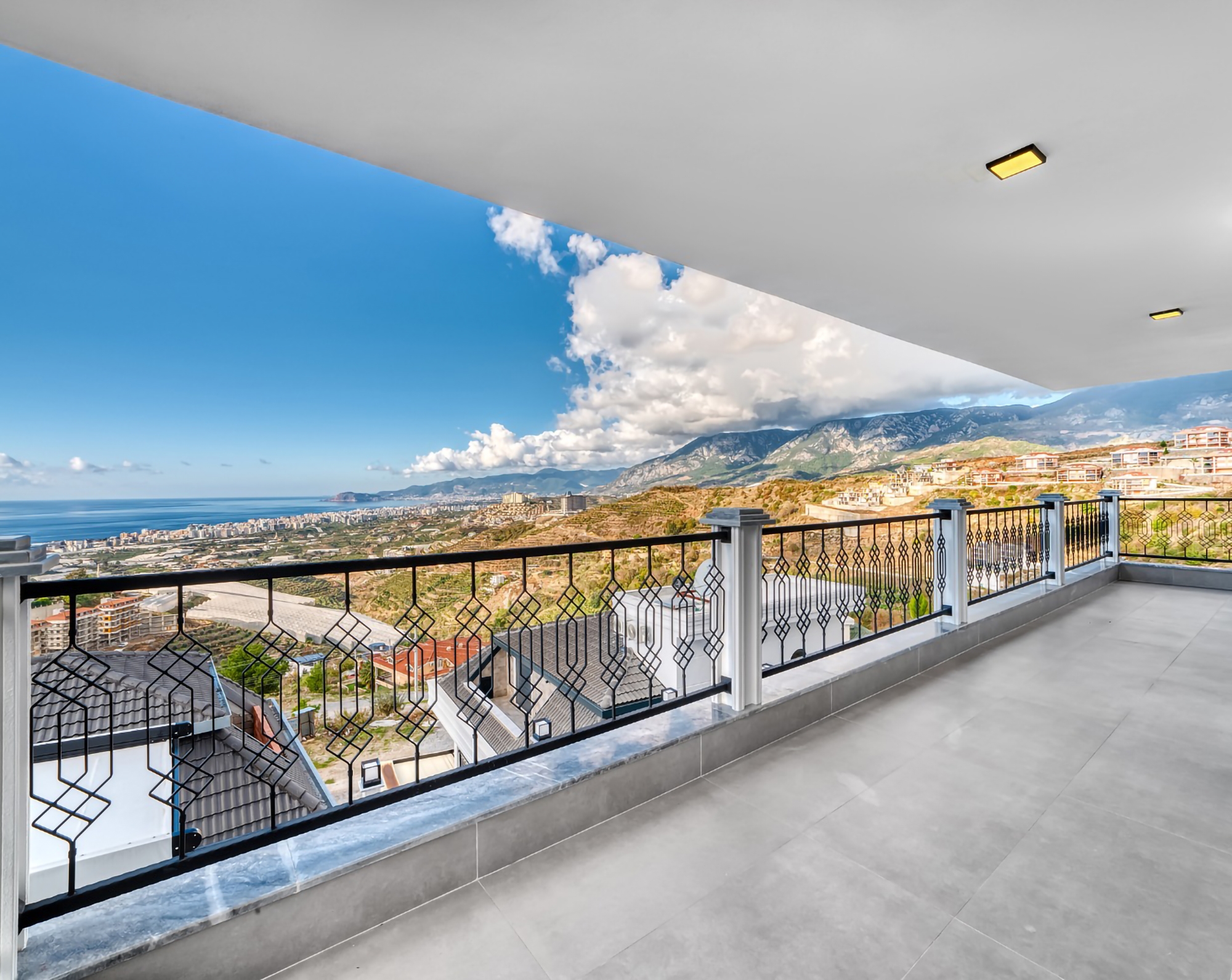 Luxuriöse 4+1 Villa mit atemberaubendem Blick in Kargicak, Alanya