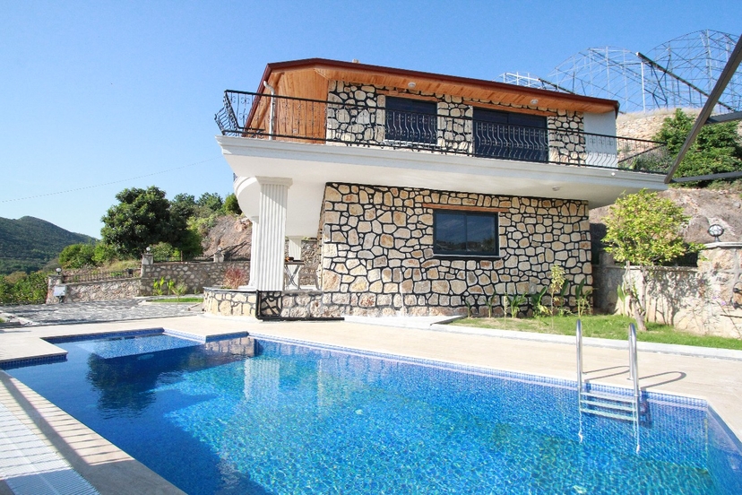 Luksus 3+1 Villa med Fantastisk Udsigt i Yeşilöz, Alanya