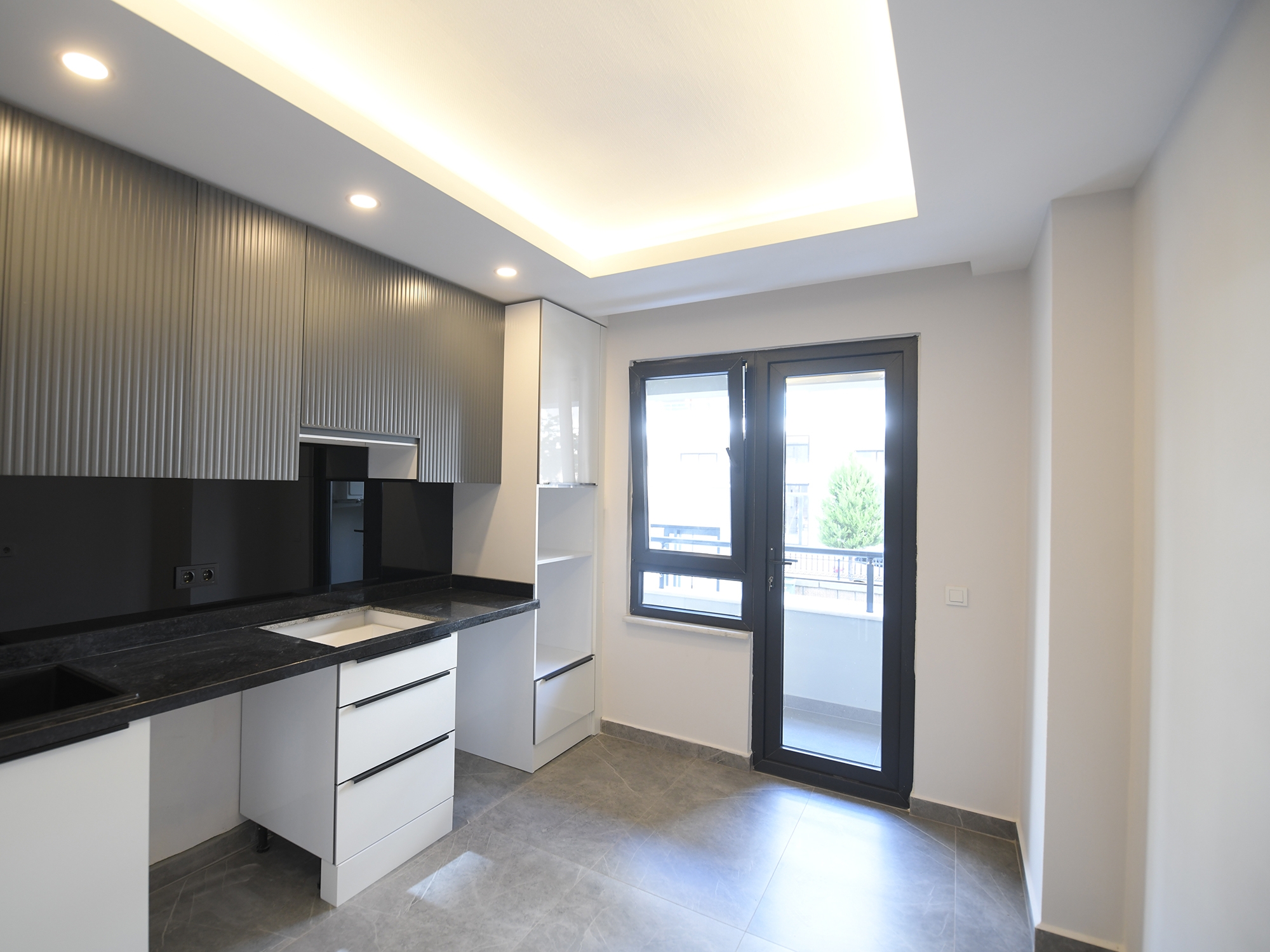Luxuriöse 2+1 Wohnung mit Burg- und Bergblick im Zentrum von Alanya