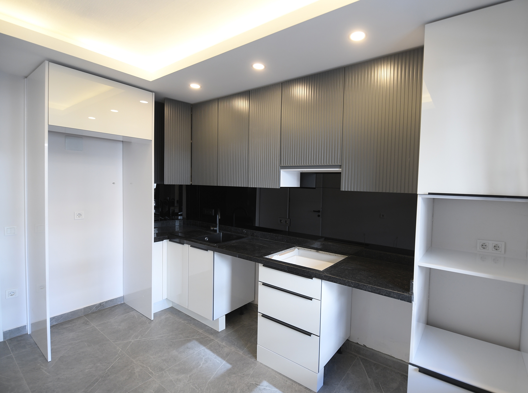 Luxuriöse 2+1 Wohnung mit Burg- und Bergblick im Zentrum von Alanya