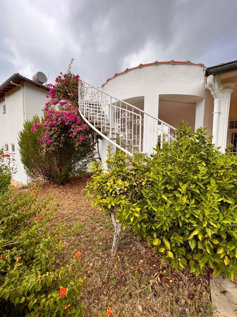 2+1 Villa med slott- och bergsutsikt, Alanya Avsallar