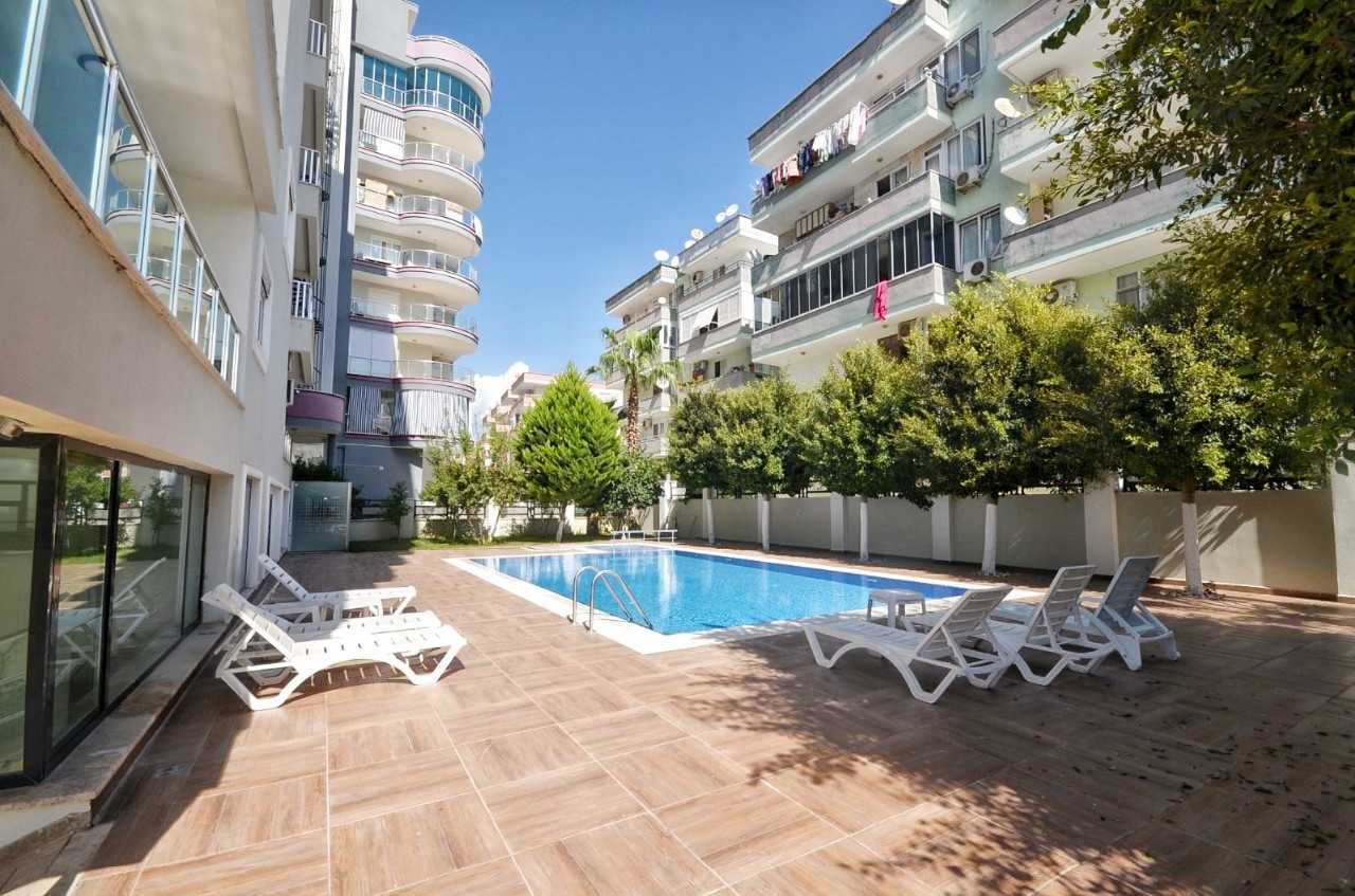 Immediately available spacious 2+1 penthouse 250 m from the sea in Alanya