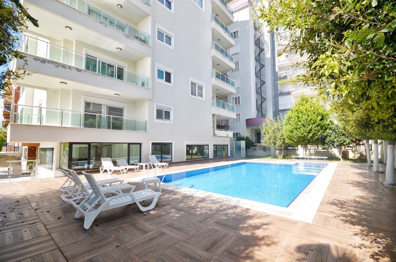 Immediately available spacious 2+1 penthouse 250 m from the sea in Alanya