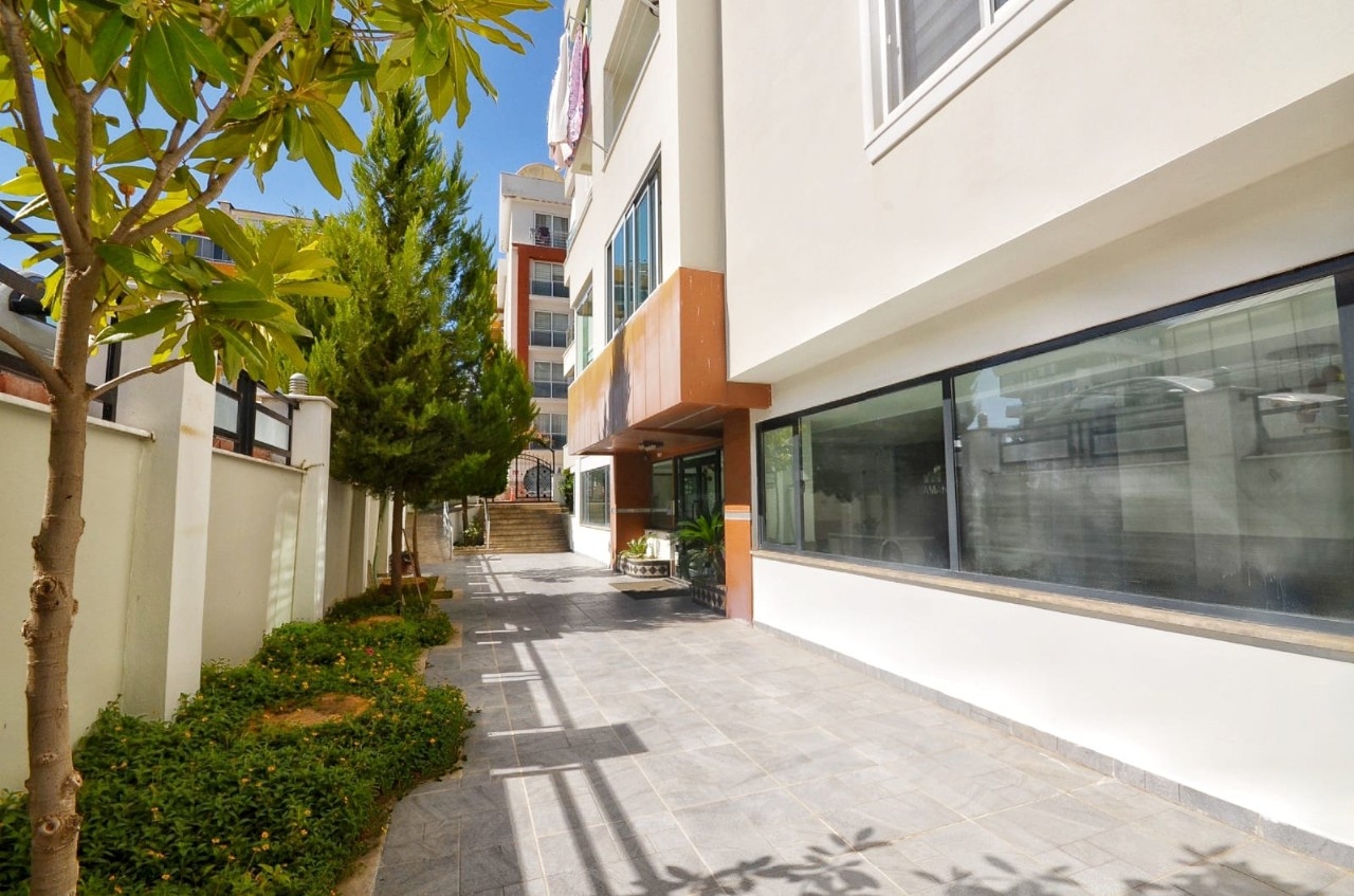 Immediately available spacious 2+1 penthouse 250 m from the sea in Alanya