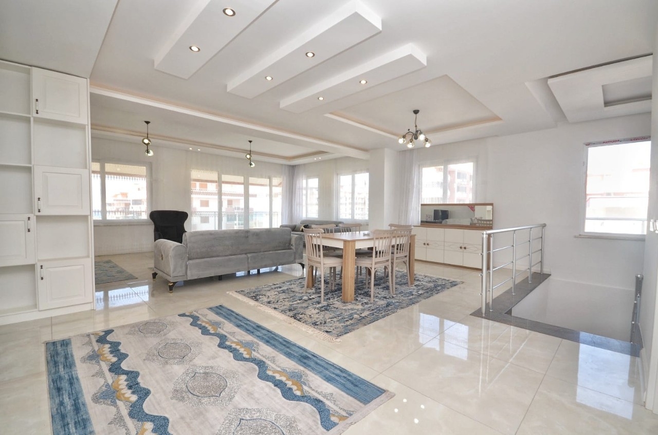 Immediately available spacious 2+1 penthouse 250 m from the sea in Alanya