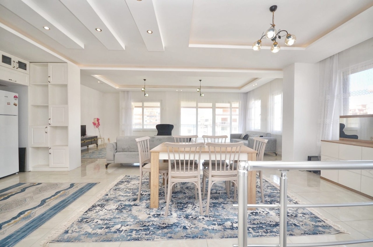 Immediately available spacious 2+1 penthouse 250 m from the sea in Alanya