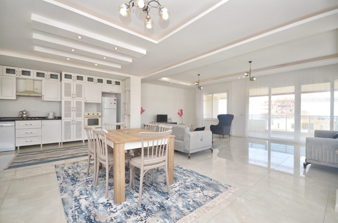Immediately available spacious 2+1 penthouse 250 m from the sea in Alanya