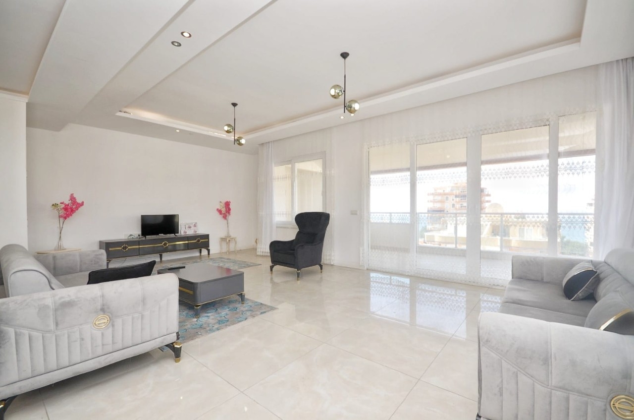Immediately available spacious 2+1 penthouse 250 m from the sea in Alanya