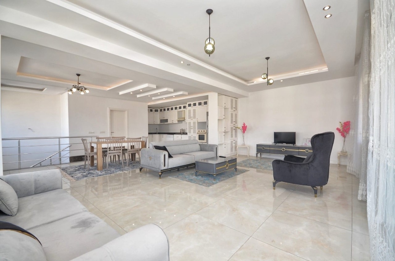 Immediately available spacious 2+1 penthouse 250 m from the sea in Alanya
