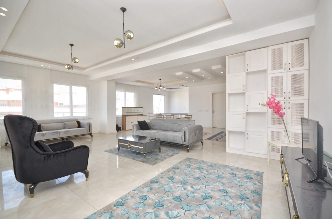 Immediately available spacious 2+1 penthouse 250 m from the sea in Alanya