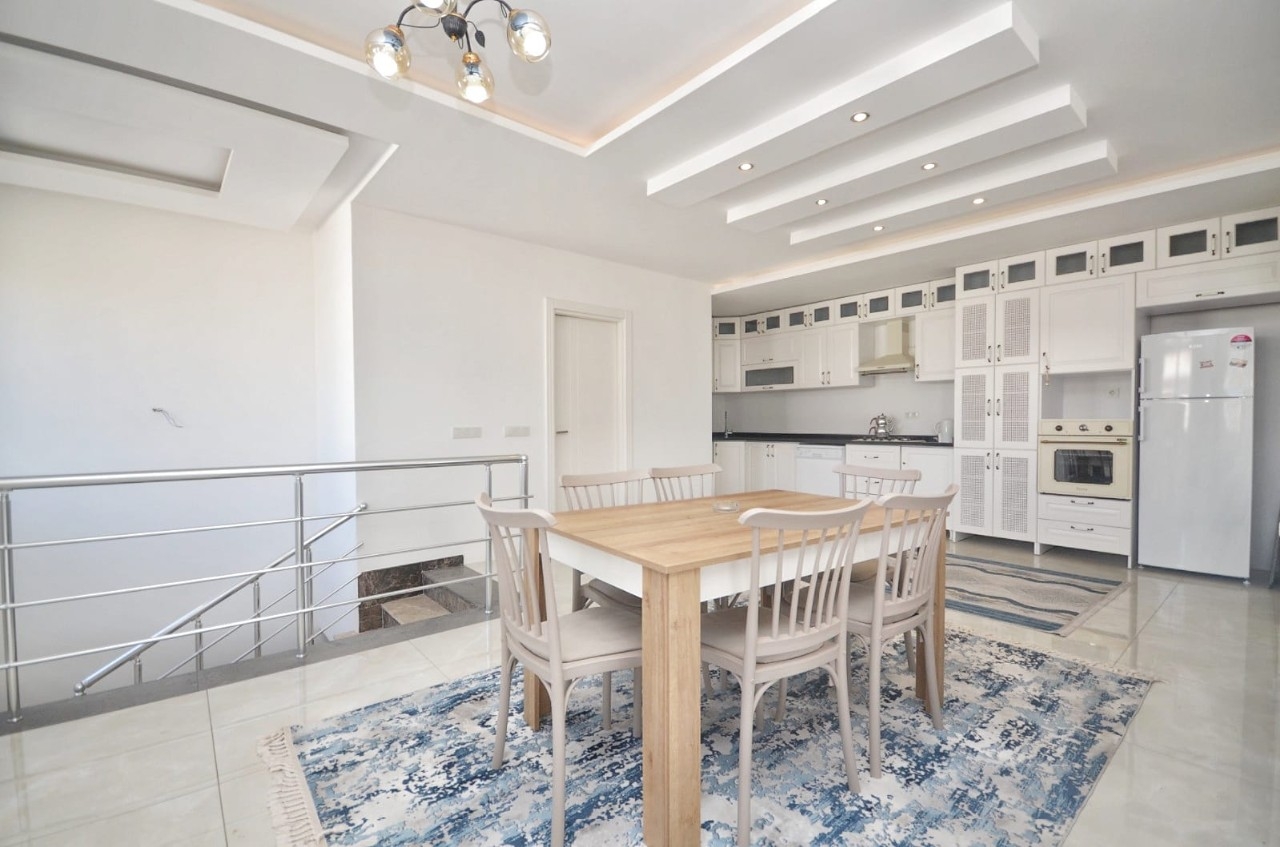 Immediately available spacious 2+1 penthouse 250 m from the sea in Alanya