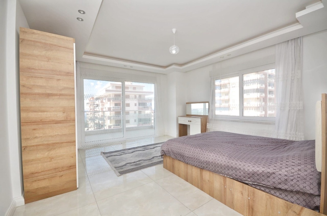 Immediately available spacious 2+1 penthouse 250 m from the sea in Alanya