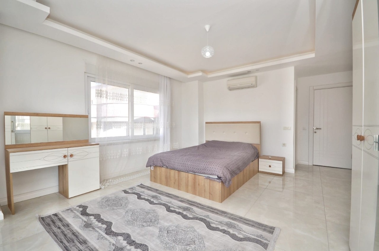 Immediately available spacious 2+1 penthouse 250 m from the sea in Alanya
