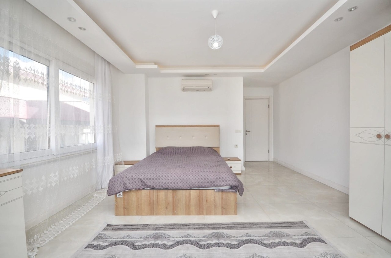 Immediately available spacious 2+1 penthouse 250 m from the sea in Alanya
