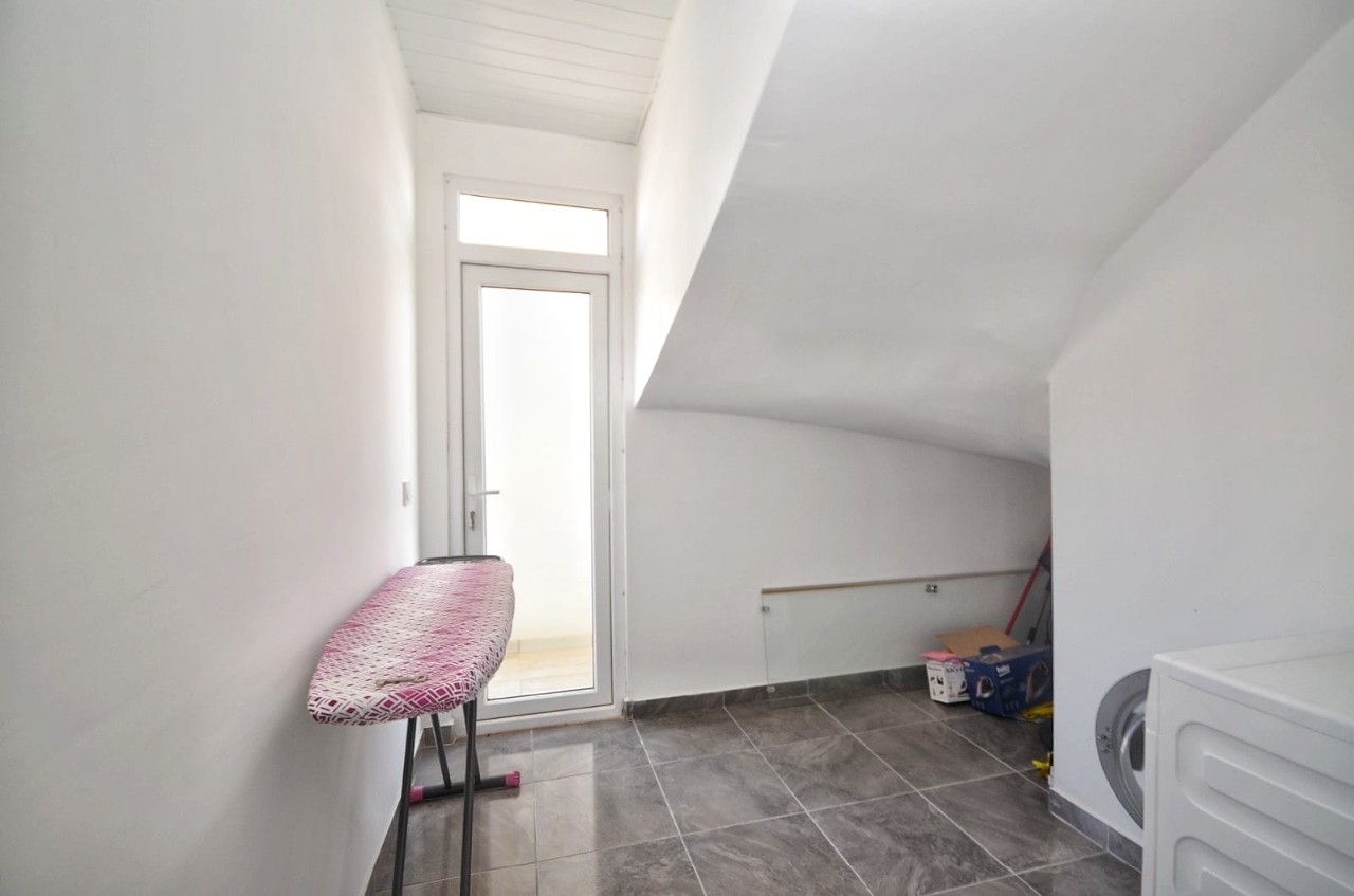 Immediately available spacious 2+1 penthouse 250 m from the sea in Alanya