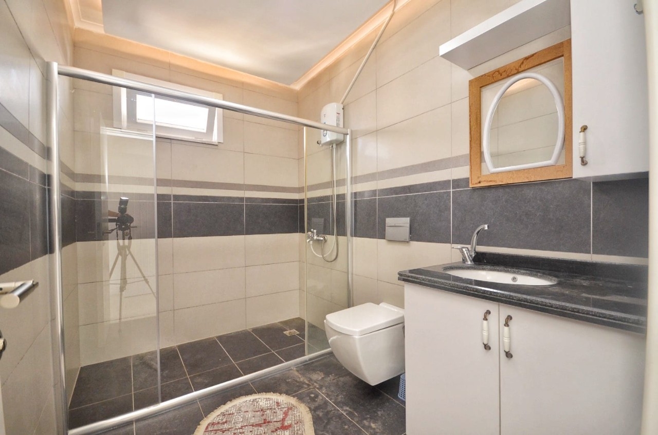 Immediately available spacious 2+1 penthouse 250 m from the sea in Alanya