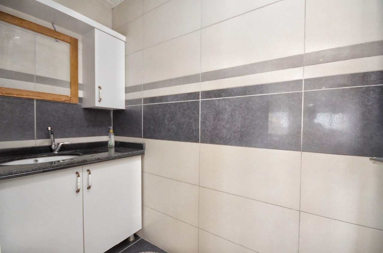 Immediately available spacious 2+1 penthouse 250 m from the sea in Alanya