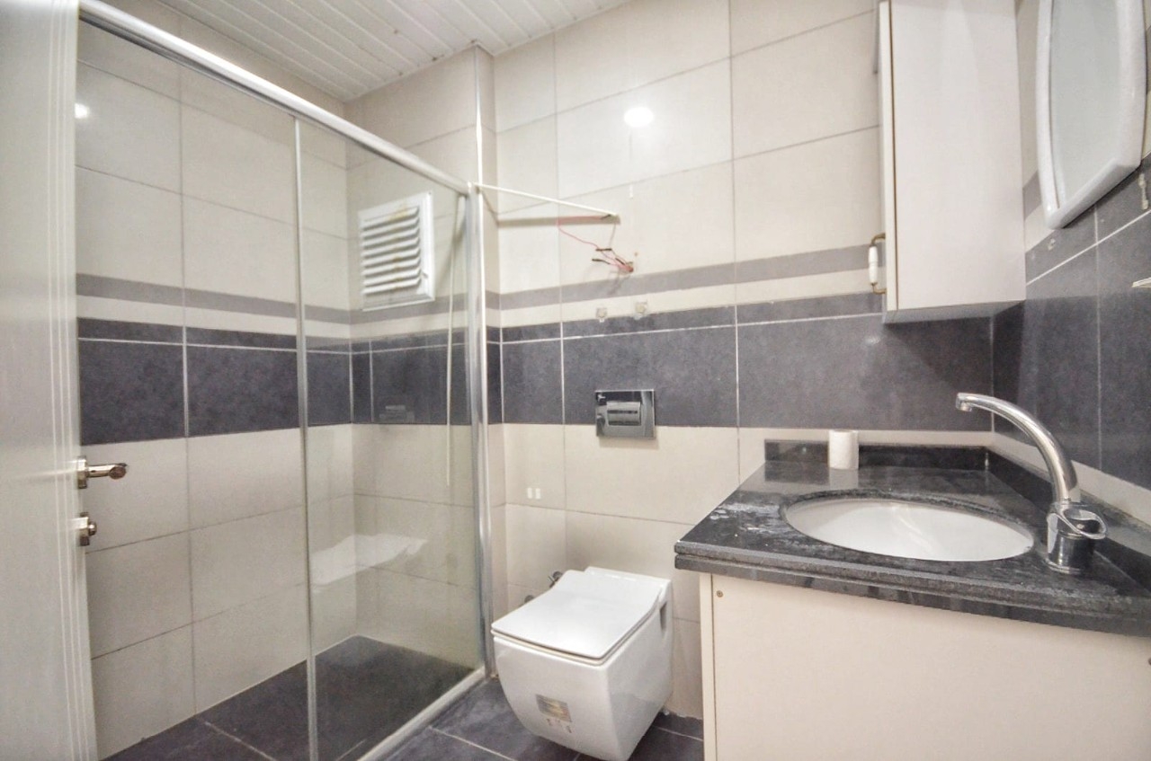 Immediately available spacious 2+1 penthouse 250 m from the sea in Alanya