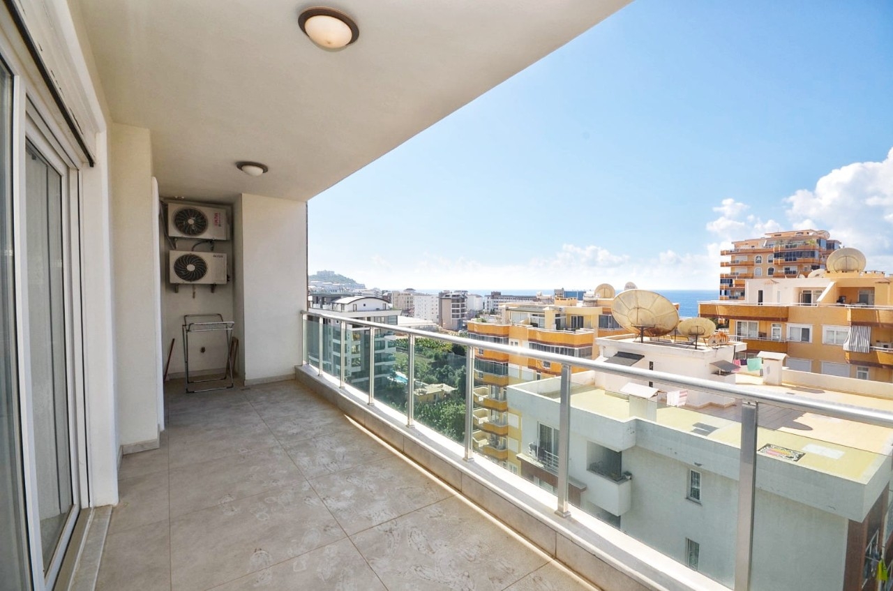 Immediately available spacious 2+1 penthouse 250 m from the sea in Alanya