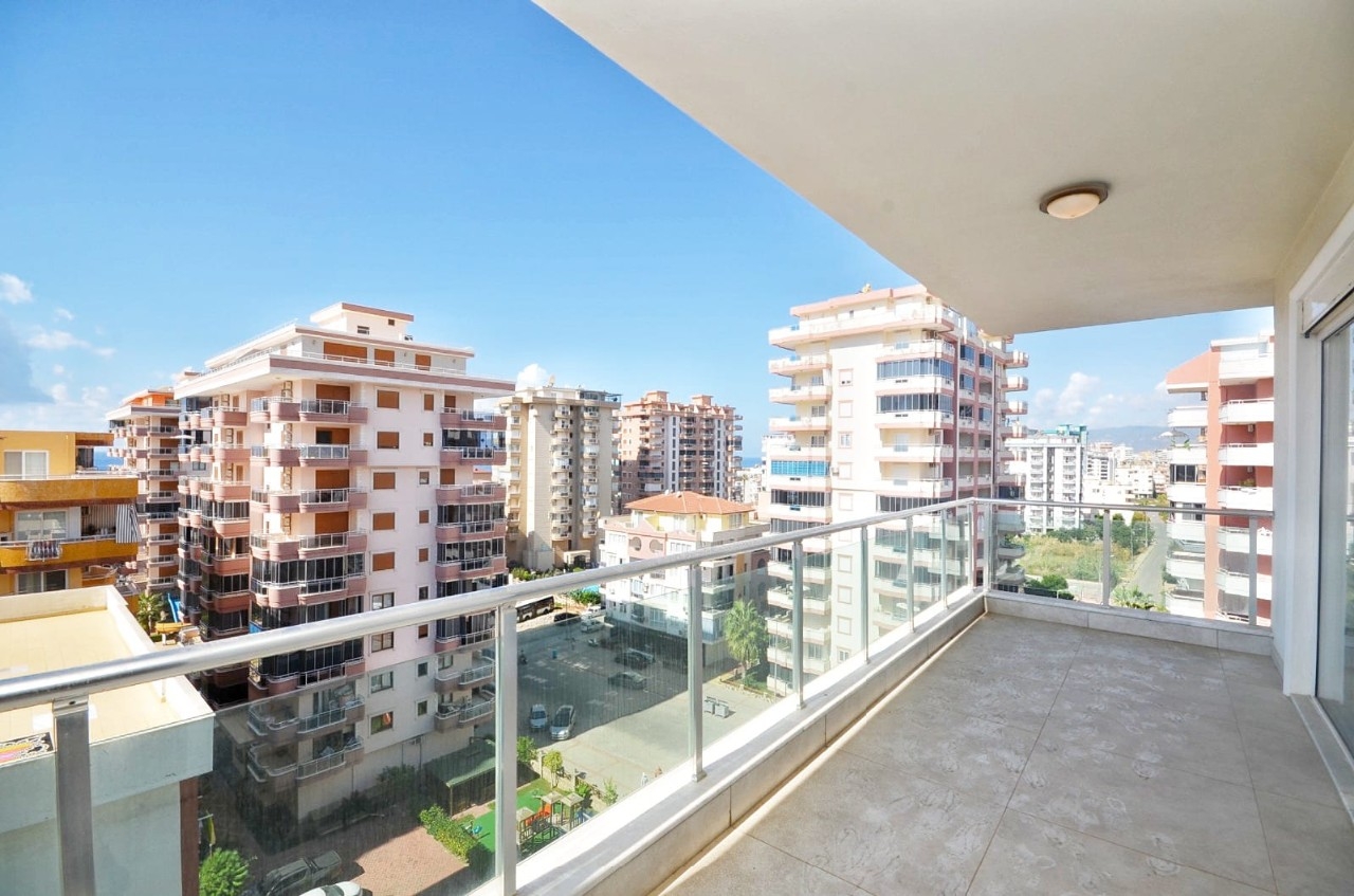 Immediately available spacious 2+1 penthouse 250 m from the sea in Alanya