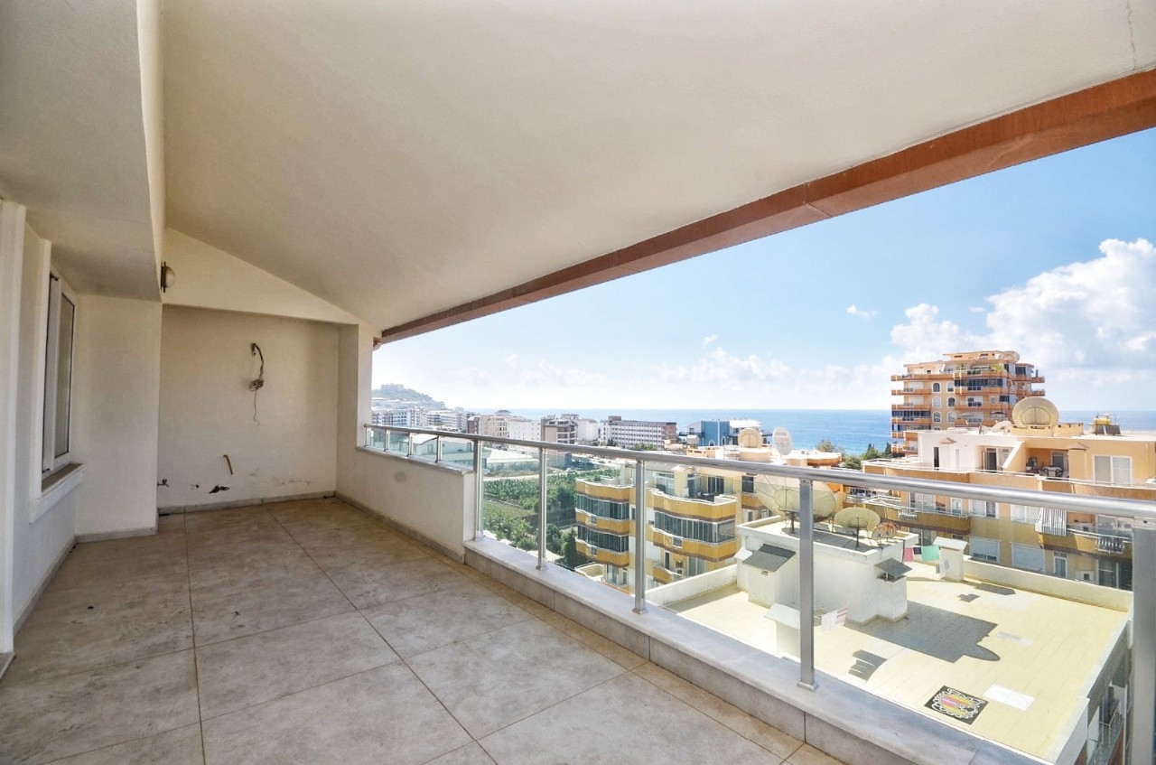 Immediately available spacious 2+1 penthouse 250 m from the sea in Alanya