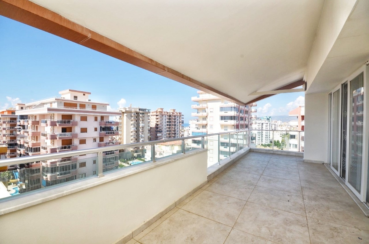 Immediately available spacious 2+1 penthouse 250 m from the sea in Alanya