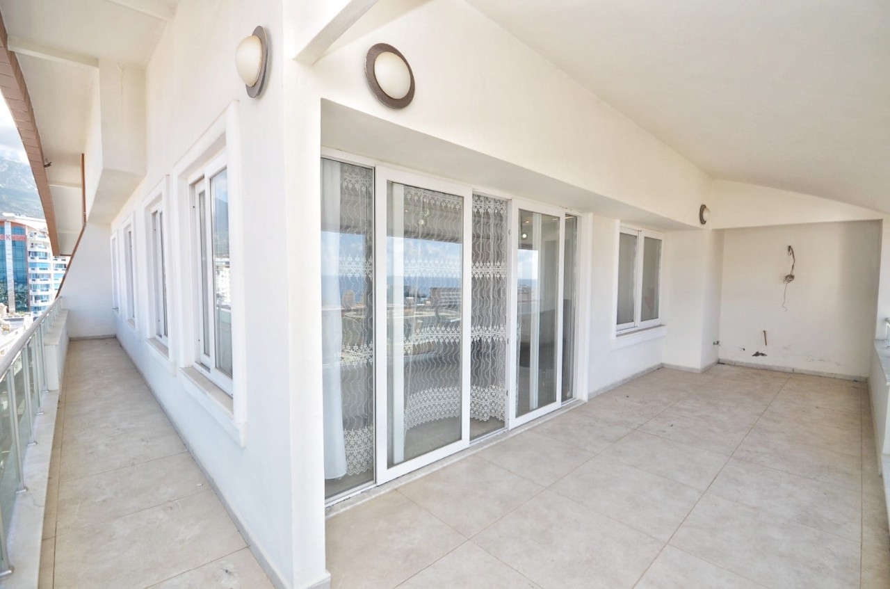 Immediately available spacious 2+1 penthouse 250 m from the sea in Alanya