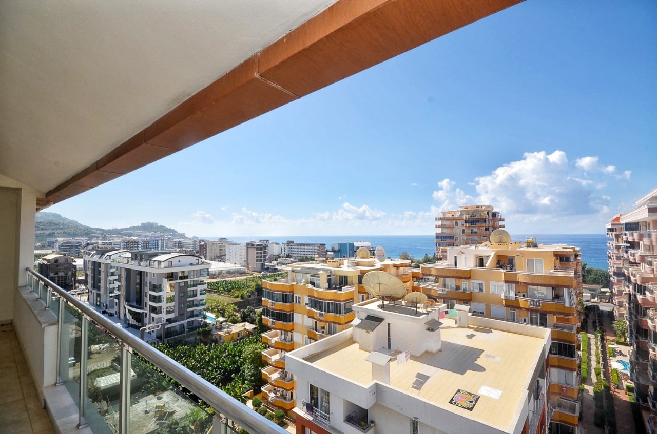 Immediately available spacious 2+1 penthouse 250 m from the sea in Alanya