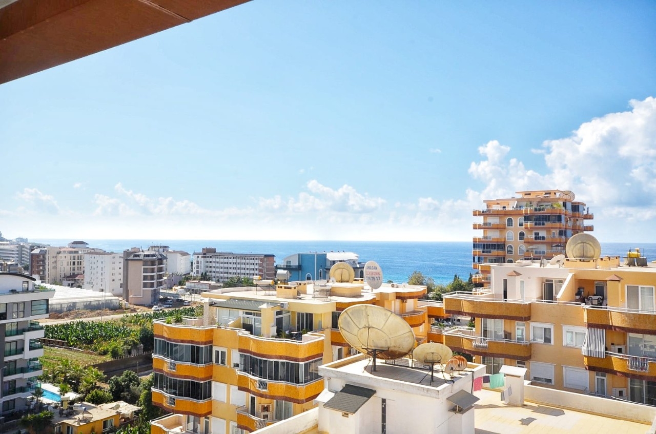 Immediately available spacious 2+1 penthouse 250 m from the sea in Alanya