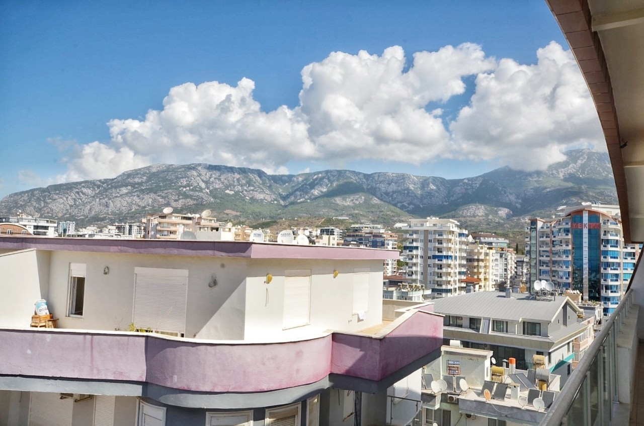 Immediately available spacious 2+1 penthouse 250 m from the sea in Alanya