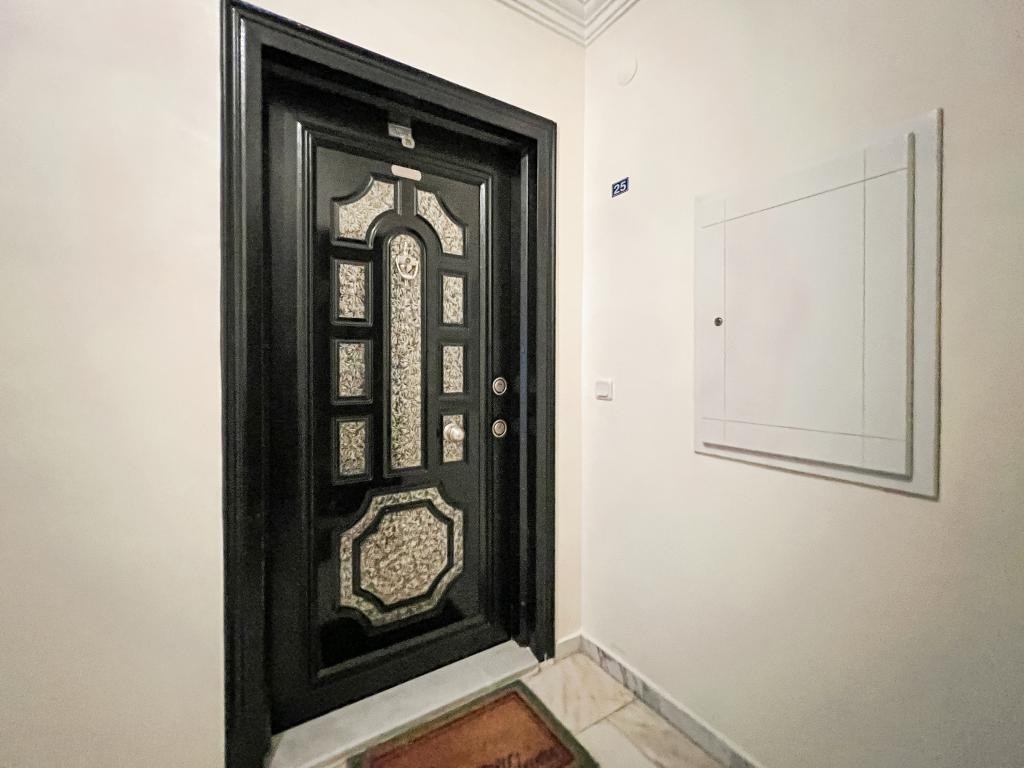 Zum Verkauf steht eine geräumige 2+1-Wohnung, nur 100 m vom Meer entfernt