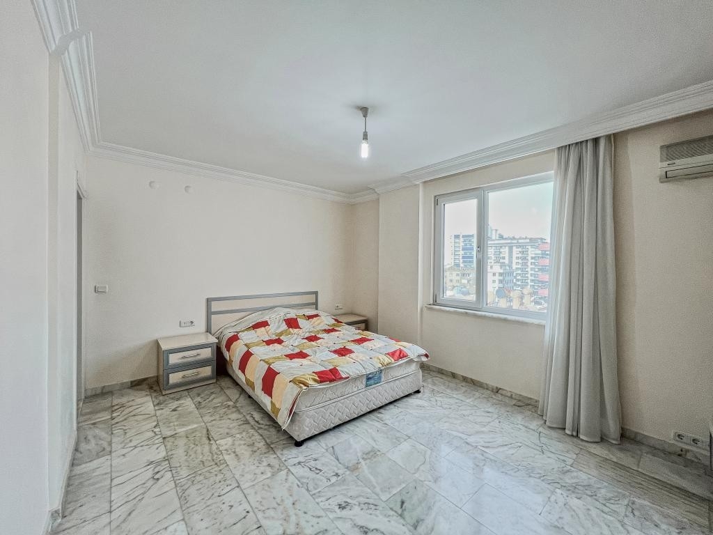 Zum Verkauf steht eine geräumige 2+1-Wohnung, nur 100 m vom Meer entfernt