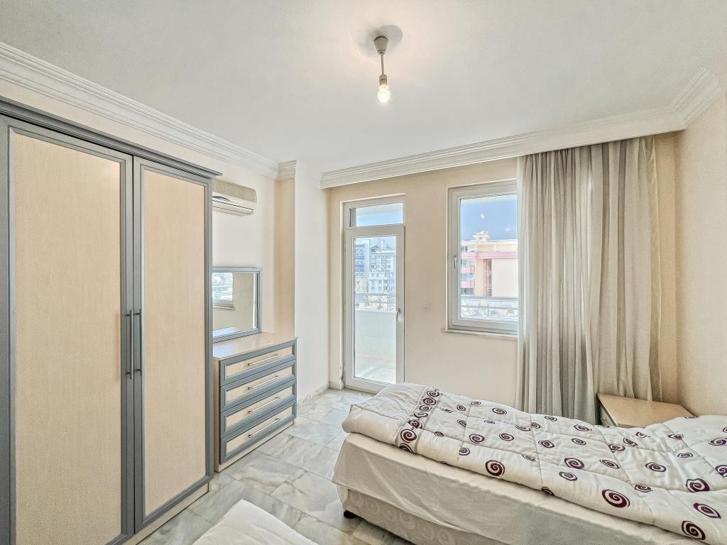 Zum Verkauf steht eine geräumige 2+1-Wohnung, nur 100 m vom Meer entfernt