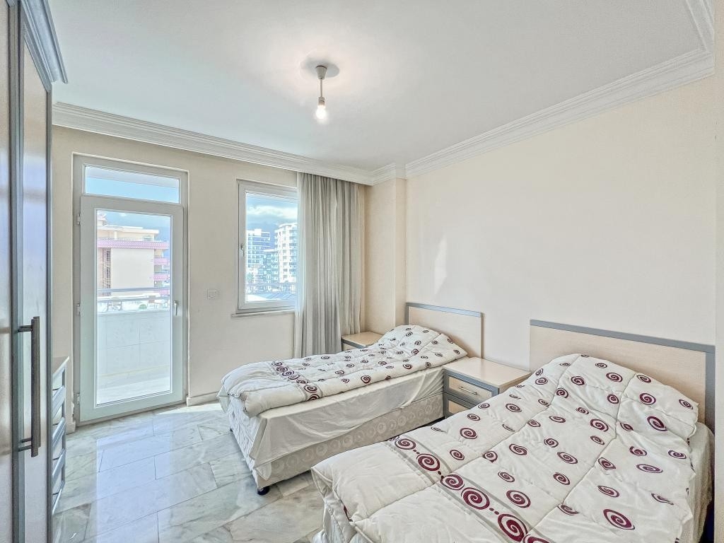 Zum Verkauf steht eine geräumige 2+1-Wohnung, nur 100 m vom Meer entfernt