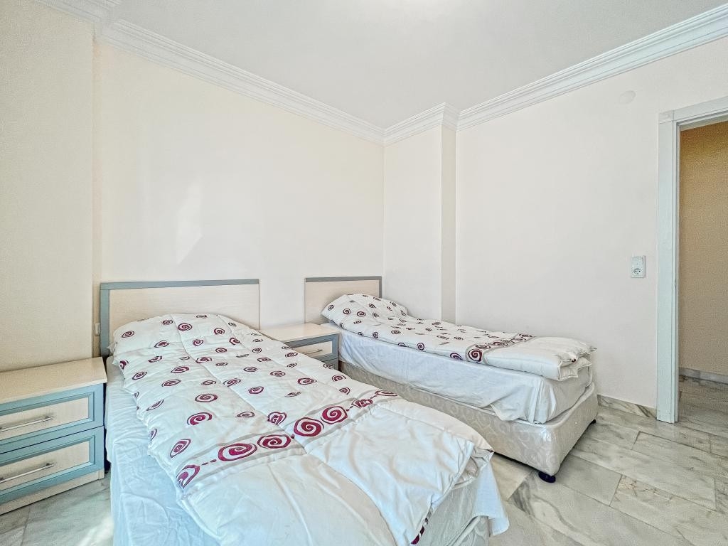 Zum Verkauf steht eine geräumige 2+1-Wohnung, nur 100 m vom Meer entfernt
