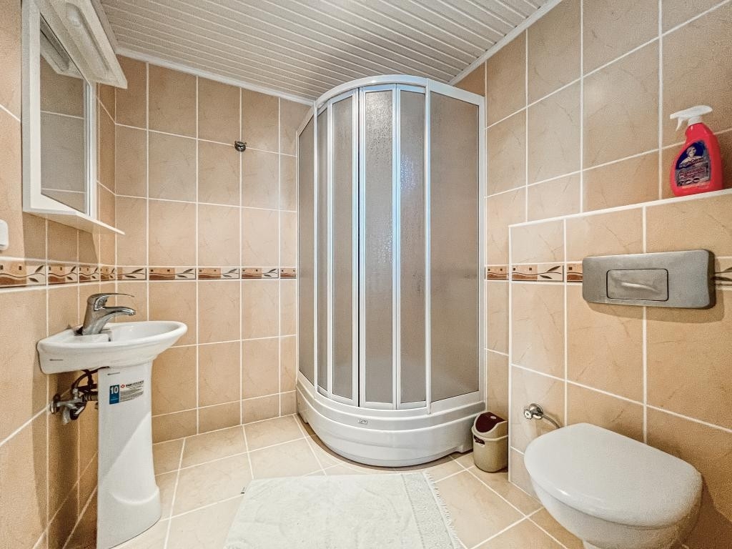 Zum Verkauf steht eine geräumige 2+1-Wohnung, nur 100 m vom Meer entfernt