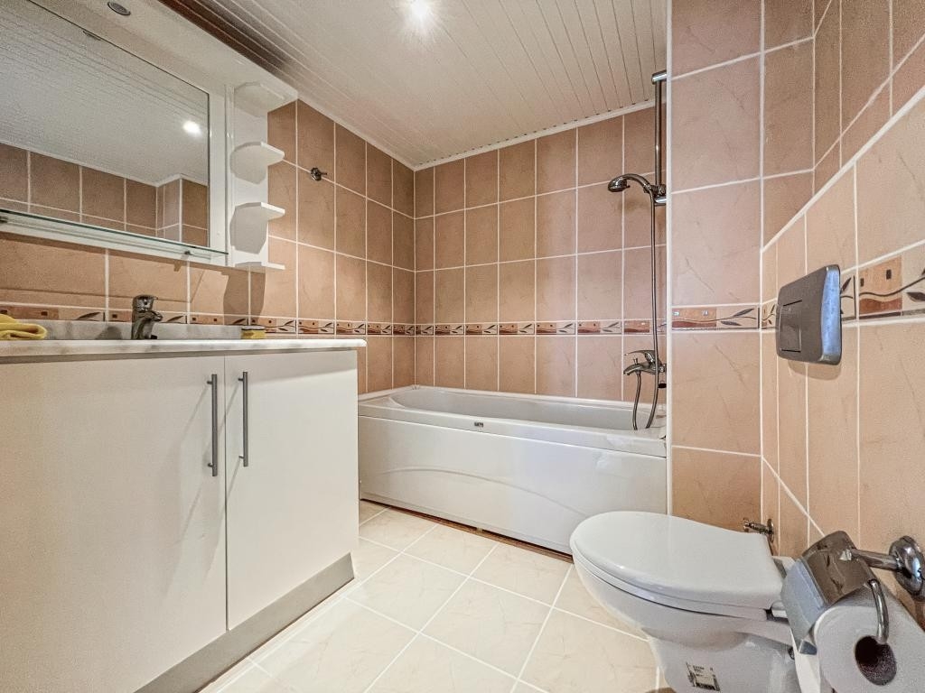 Zum Verkauf steht eine geräumige 2+1-Wohnung, nur 100 m vom Meer entfernt