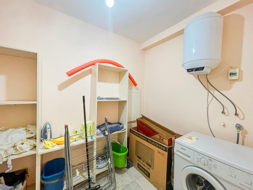 Zum Verkauf steht eine geräumige 2+1-Wohnung, nur 100 m vom Meer entfernt