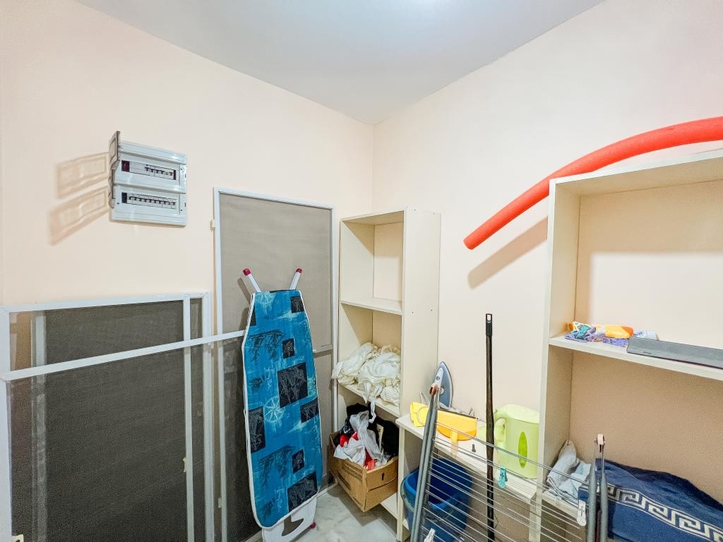 Zum Verkauf steht eine geräumige 2+1-Wohnung, nur 100 m vom Meer entfernt